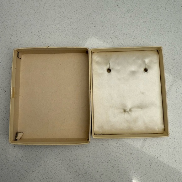 Vintage Limoges Porcelain Hand Painted Brooch and Screwback Earrings Set 1940s - Picture 12 of 14